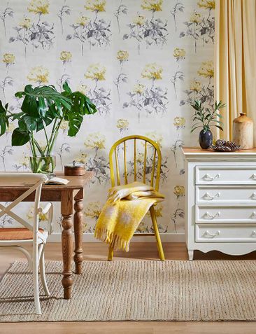 Moderner Tapetenhintergrund im Raum, Holzmöbel, Tischstuhlkonzept und Schrank, gelber Teppich und grüne Pflanzenvase.