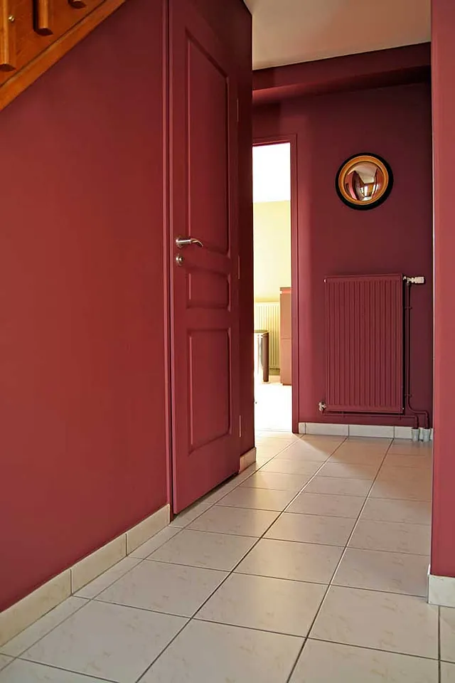Der Flur in Weinrot mit dem Spiegel
